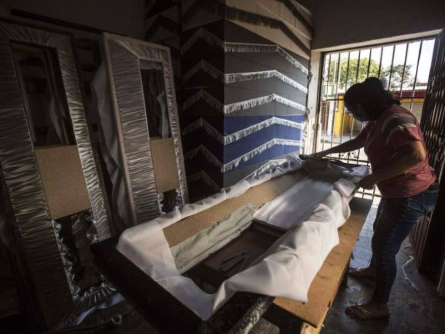 Fabricante de ataúdes en sureste de México ve mayor demanda ante pandemia