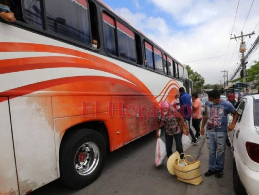 FOTOS: En caravanas retornan viajeros al cierre de la Semana Santa