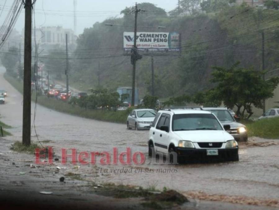 Calles convertidas en ríos y autos atrapados dejan las lluvias en la capital