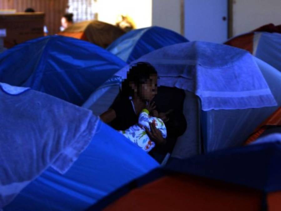 FOTOS: Hacinamiento, hambre e indiferencia sufren los migrantes hondureños en Tijuana