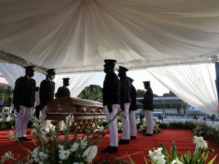 Entre llanto y bajo extrema seguridad se realiza funeral de Jovenel Moise
