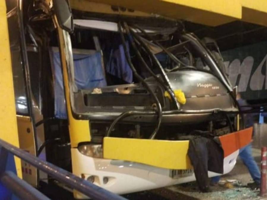 Las fotos que dejó la colisión de bus contra vía rápida en la capital