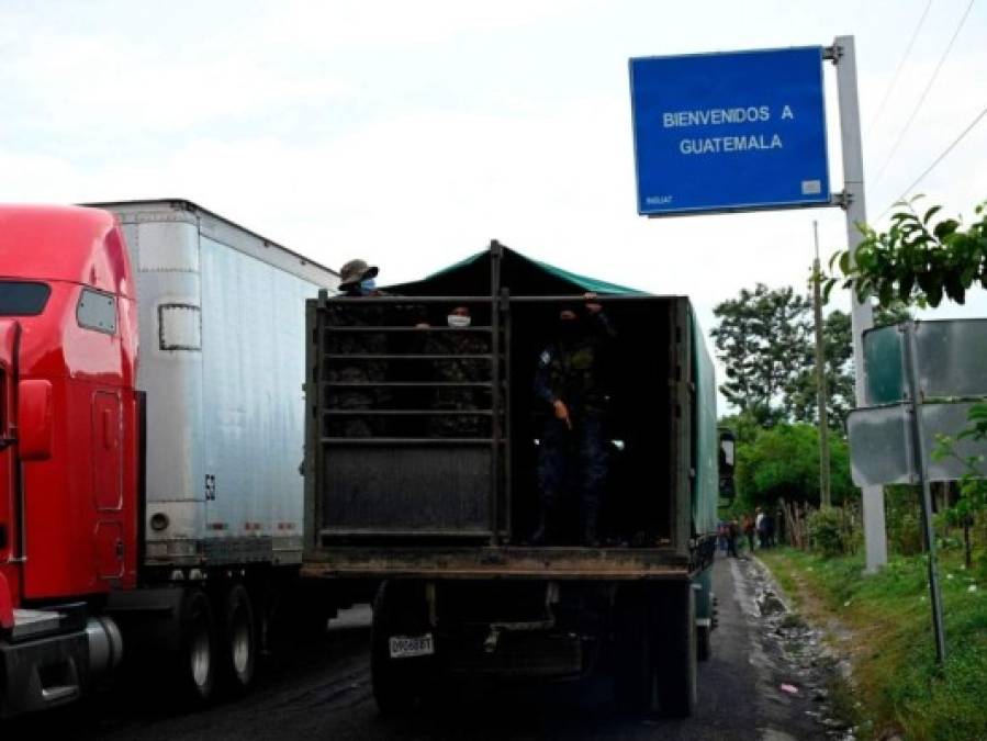 Bastones y armas del ejército guatemalteco, la otra muralla que enfrenta la caravana (FOTOS)