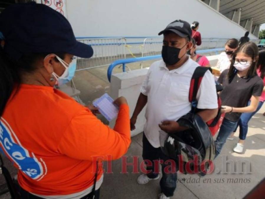 Largas filas y en orden: Así continuó la aplicación de la vacuna de refuerzo anticovid en la capital