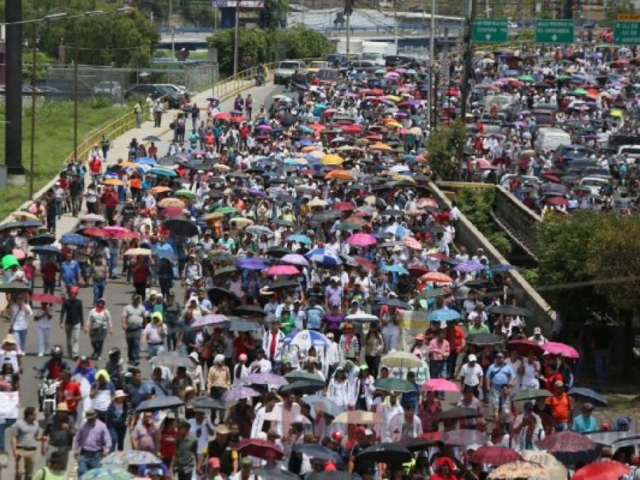 FOTOS: Colegios cerrados, sin atención en IHSS y marchas de maestros, médicos y estudiantes en otro día de protestas