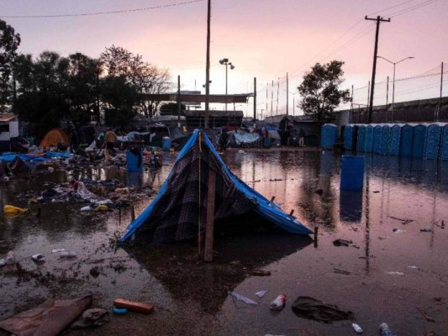 FOTOS: Fuerte lluvia destruye carpas en las que dormían migrantes de la caravana en Tijuana, México