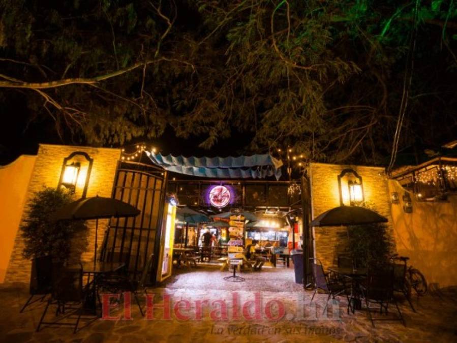 FOTOS: Caminatas, bares y karaoke; turismo nocturno en Comayagua