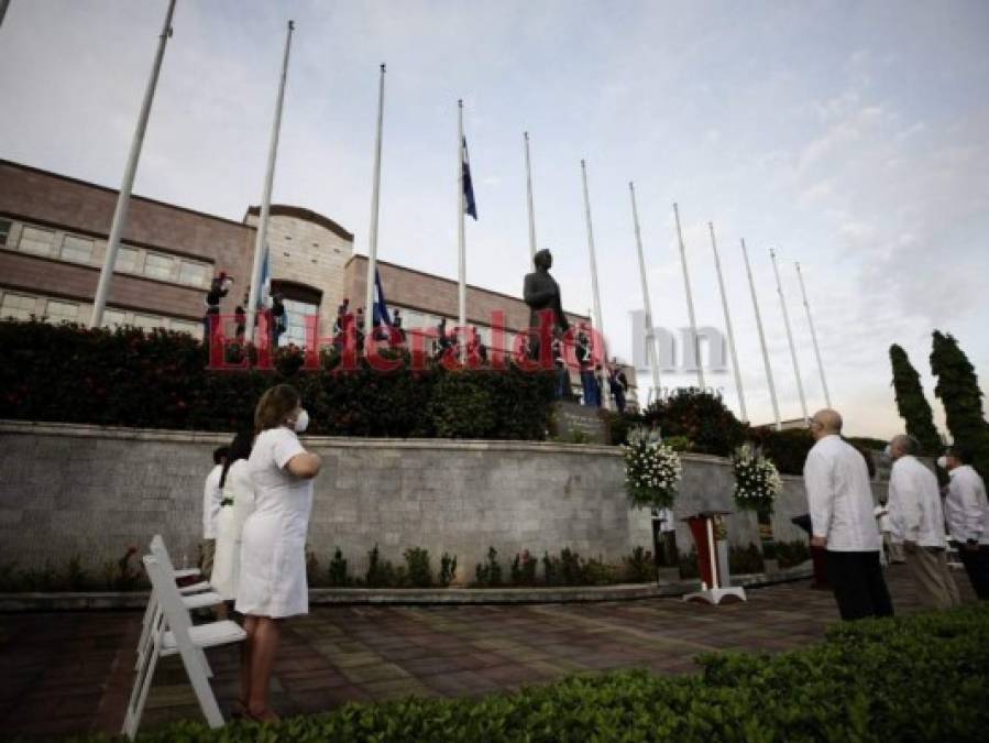 Algarabía en Plaza de las Banderas para conmemorar los 199 años de Independencia