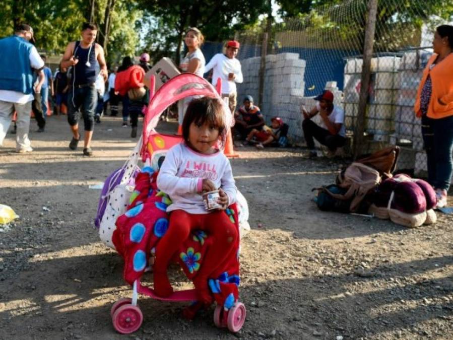 Niños de la caravana migrante olvidan su dura realidad gracias a los juguetes