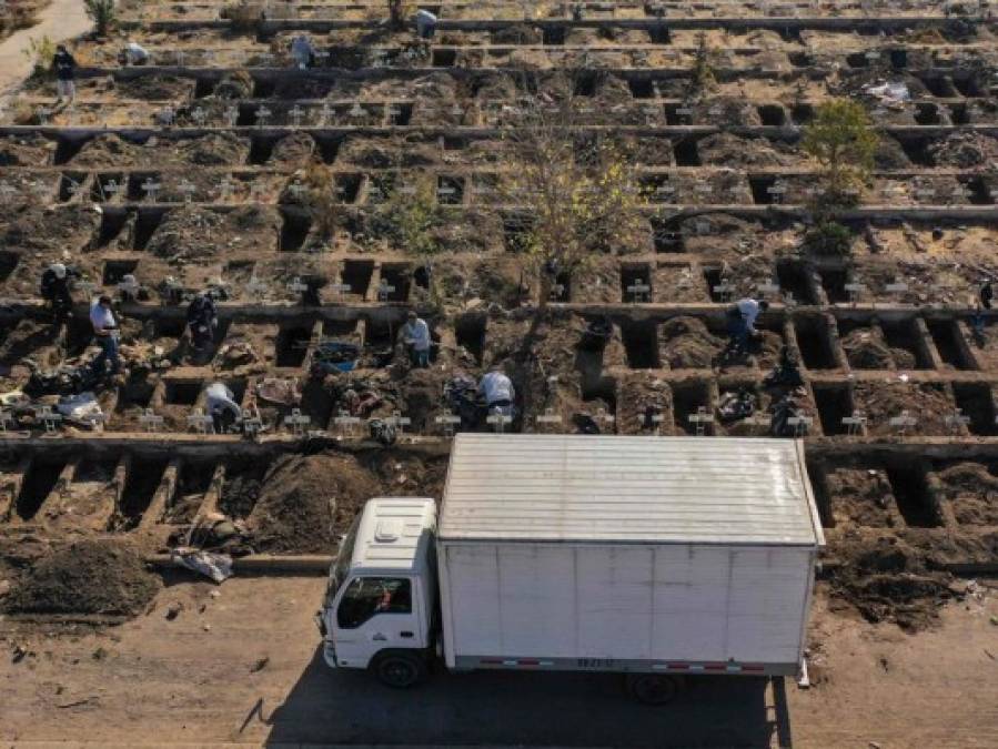 Récord de muertes diarias por Covid-19 en Chile entre polémica por tumbas