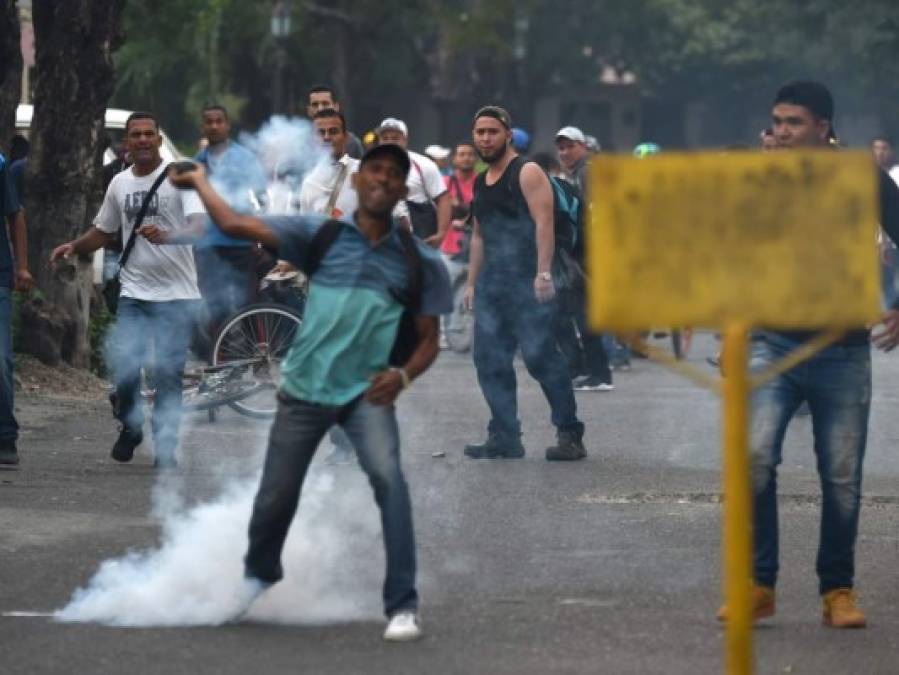 Militares venezolanos dispersan con gases lacrimógenos a manifestantes en puente fronterizo con Colombia