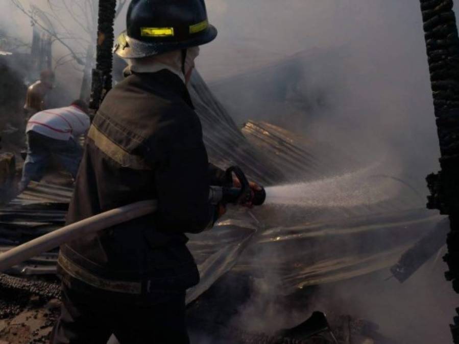 Las imágenes del incendio en los bordos de El Limonar, siniestro que calcinó a dos menores