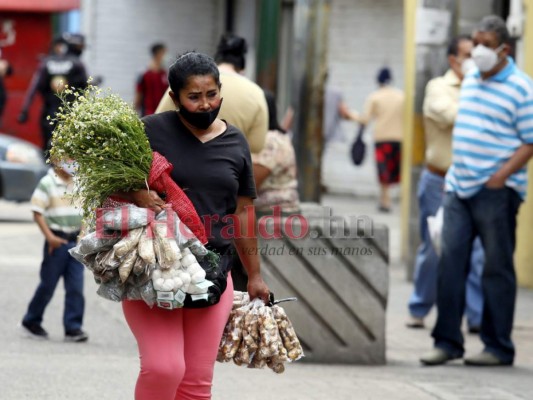 FOTOS: Higiene, distancia y ventas en primer día de reapertura en la capital