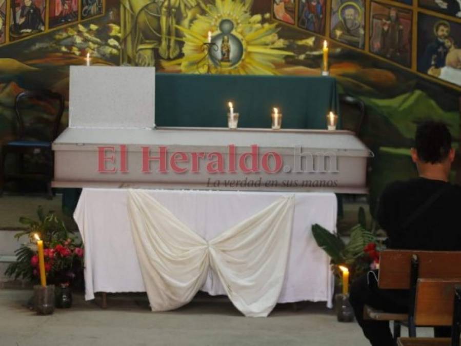 Dolor, llanto y luto en velorio de mujer que murió soterrada en colonia Mary de Flores