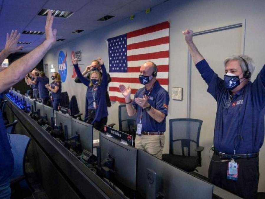 Imágenes de la euforia en la NASA por llegada de Perseverance a Marte