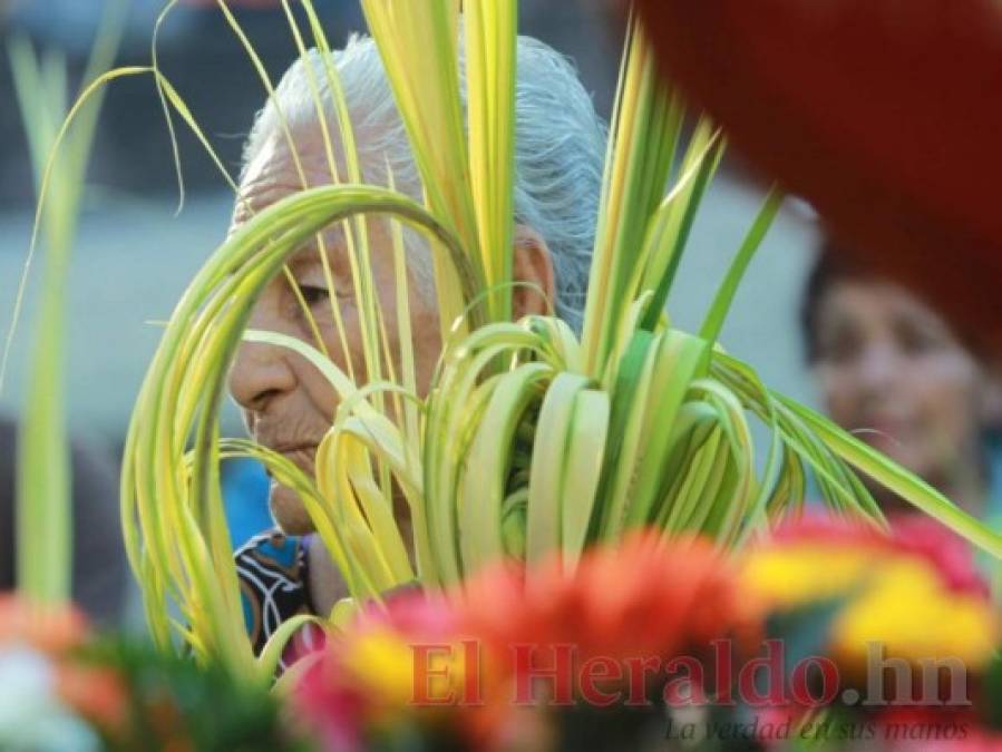 Feligreses católicos dan inicio a la procesión de Semana Santa