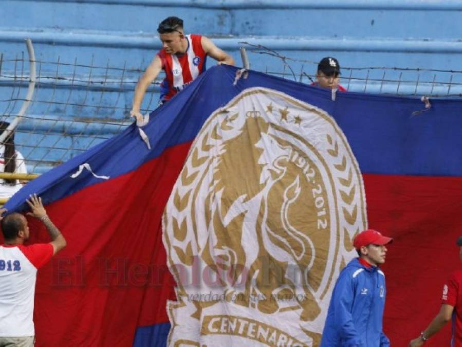 Bellezas y ambiente de la afición merengue en el Olímpico para el clásico capitalino en SPS