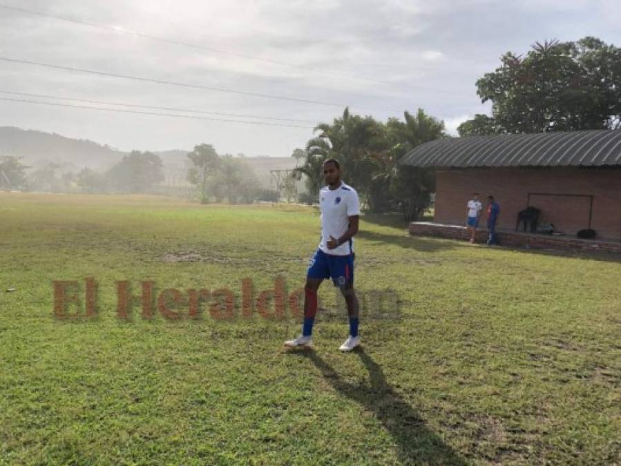 FOTOS: Vestido de blanco y muy sonriente, así llegó Eddie Hernández al entrenamiento de Olimpia