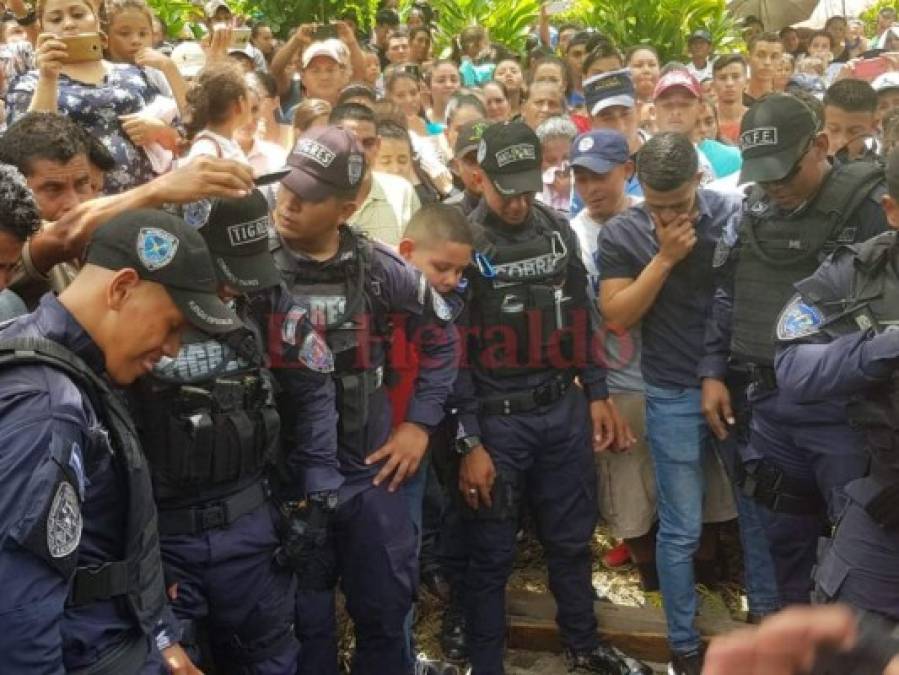 Así fue el entierro de Milton Flores Rivera, el policía que murió durante un enfrentamiento en Cuyamel, Olancho