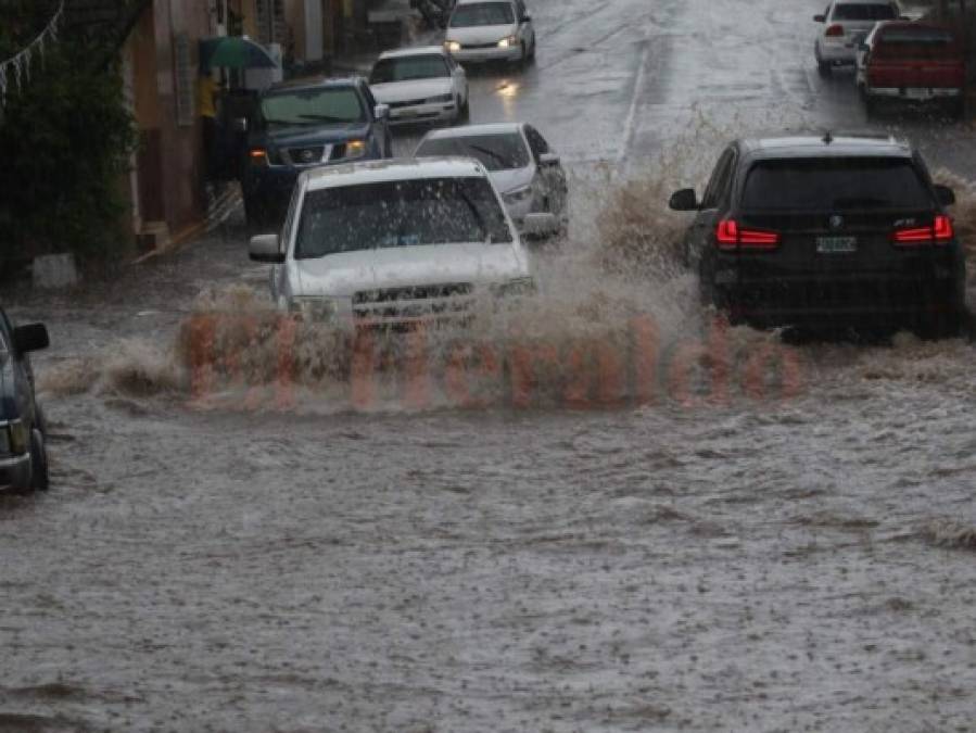 FOTOS: Intensa lluvia provoca inundaciones, tráfico y caos en la capital