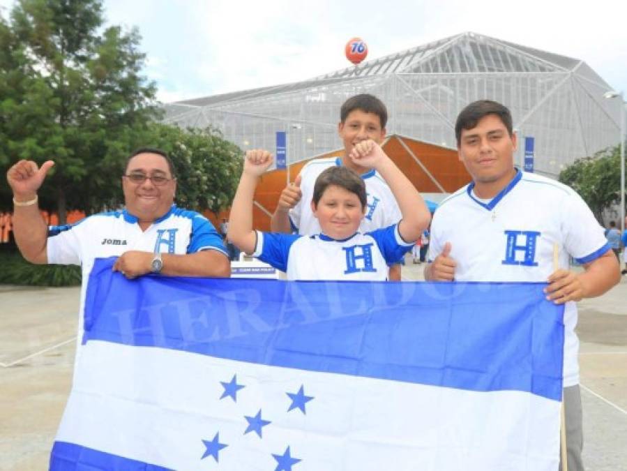 Hondureños desafían la tormenta eléctrica y empiezan a llegar al BBVA Compass Stadium
