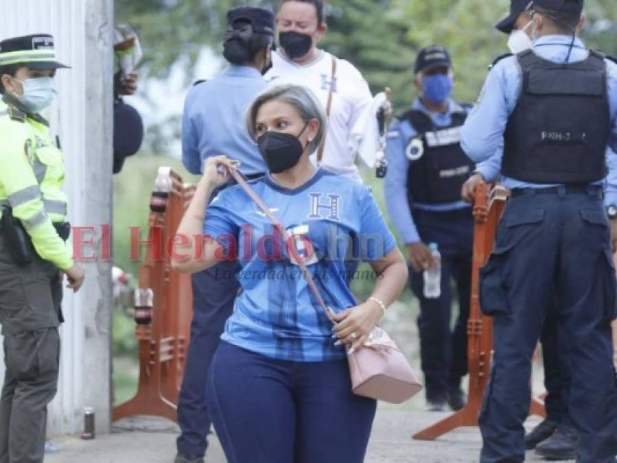 ¡Roban suspiros! Hermosas mujeres engalanan el estadio Olímpico para alentar a la H