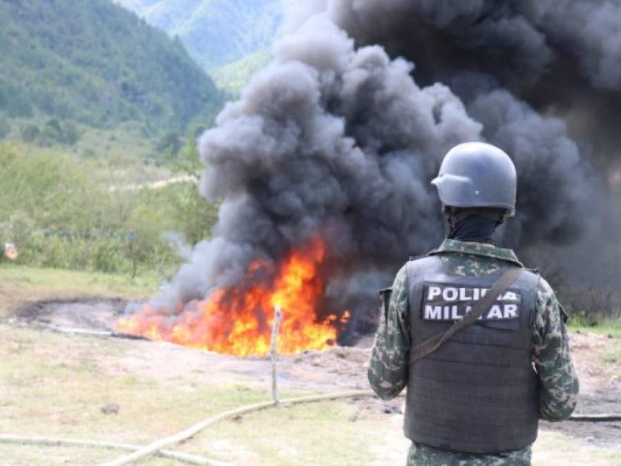 FOTOS: Queman más de 1,200 kilos de cocaína decomisados en La Mosquitia