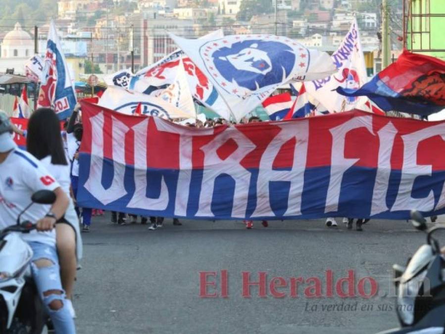 Euforia, música y pólvora: así recibió la Ultra Fiel al Olimpia (FOTOS)