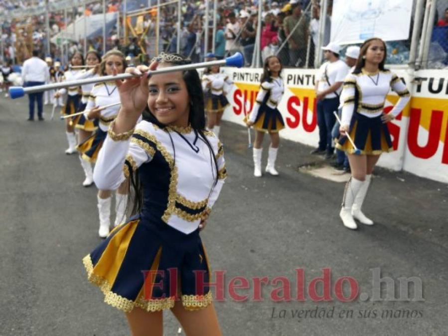 FOTOS: Los vestidos más exóticos de las palillonas en los desfiles patrios 2019