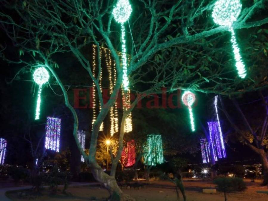 Fotos: Destellos de Navidad ya se aprecian en los parques de la capital de Honduras