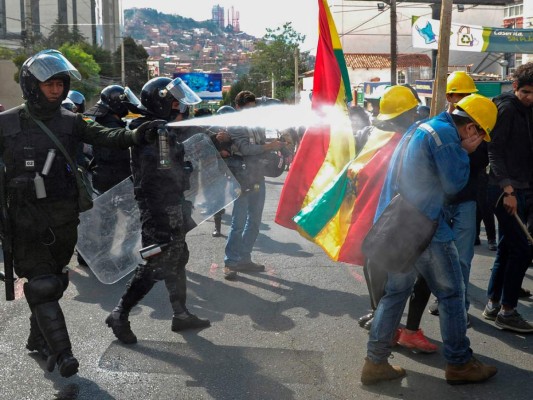 Bolivia sumida en protestas tras renuncia de Evo y autoproclamación de Añez