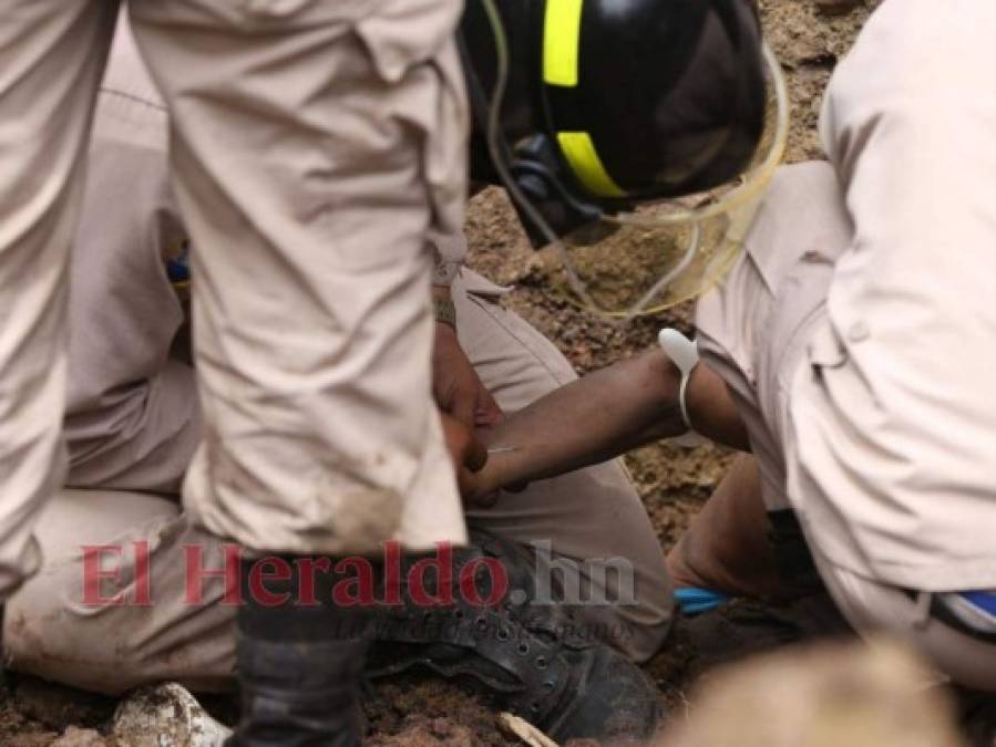 Las dramáticas imágenes del rescate de dos soterrados en Las Acacias