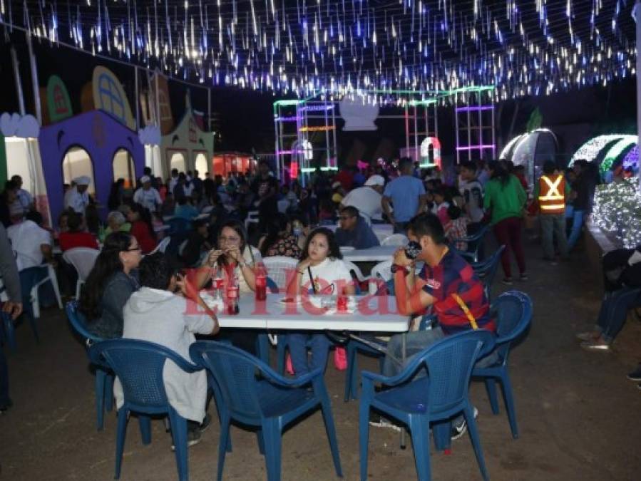 Radiante: Así luce la Navidad en la Villa Olímpica de la capital de Honduras