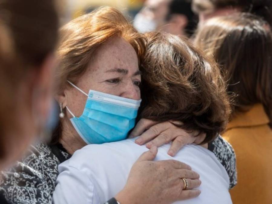 España comienza a ver la luz con baja de muertes, pero se extiende el confinamiento