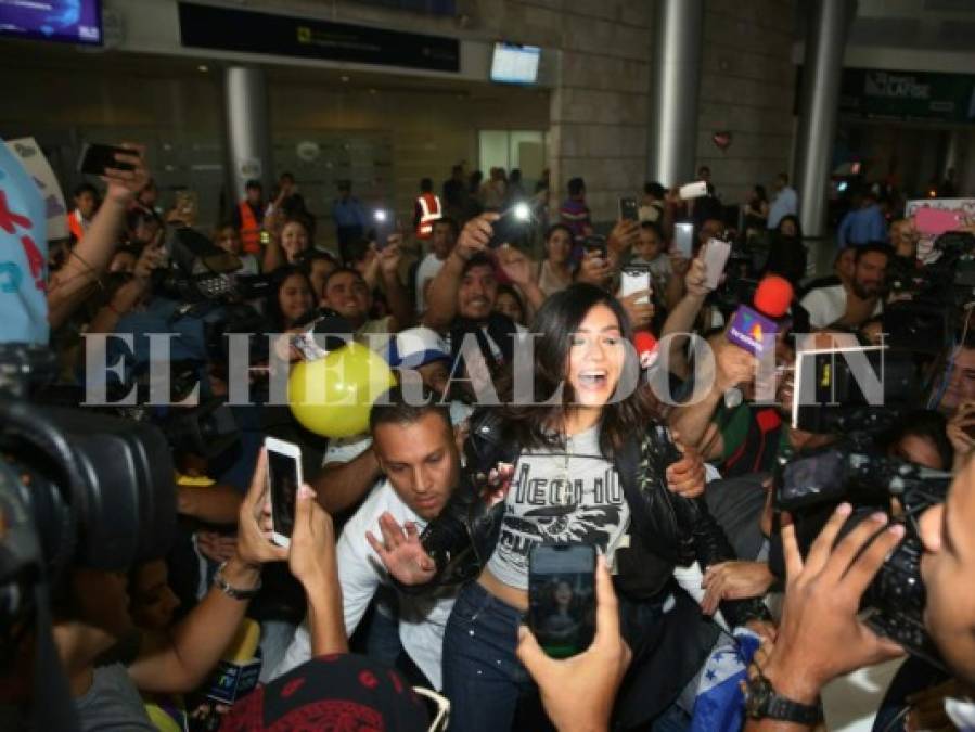 Fotos: Así fue la caótica bienvenida que recibió Katheryn Banegas en el aeropuerto Toncontín