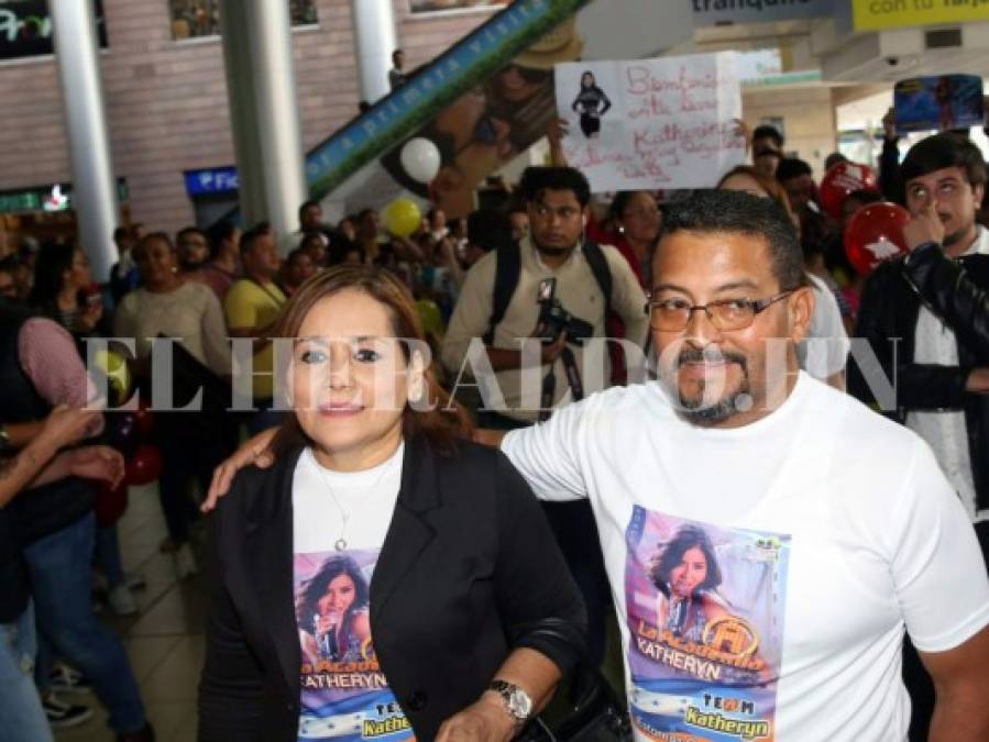 Fotos: Así fue la caótica bienvenida que recibió Katheryn Banegas en el aeropuerto Toncontín