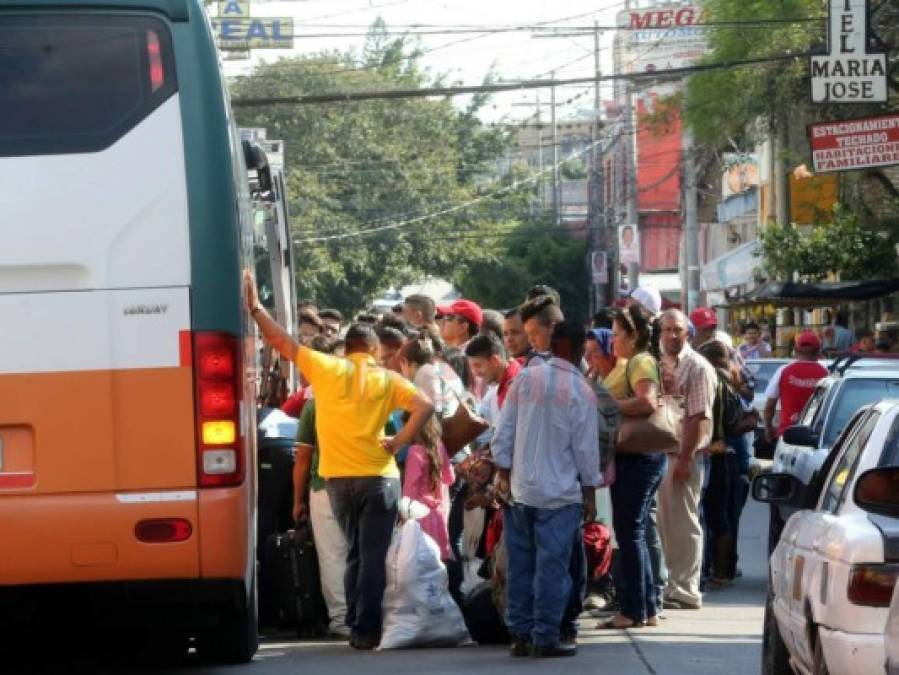Abarrotadas terminales de autobuses en regreso de personas a la capital