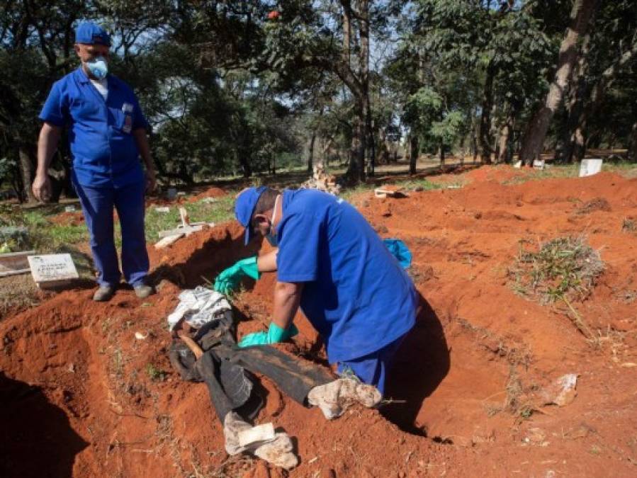 FOTOS: Ante muertes por coronavirus, cementerios de Sao Paulo vacían tumbas