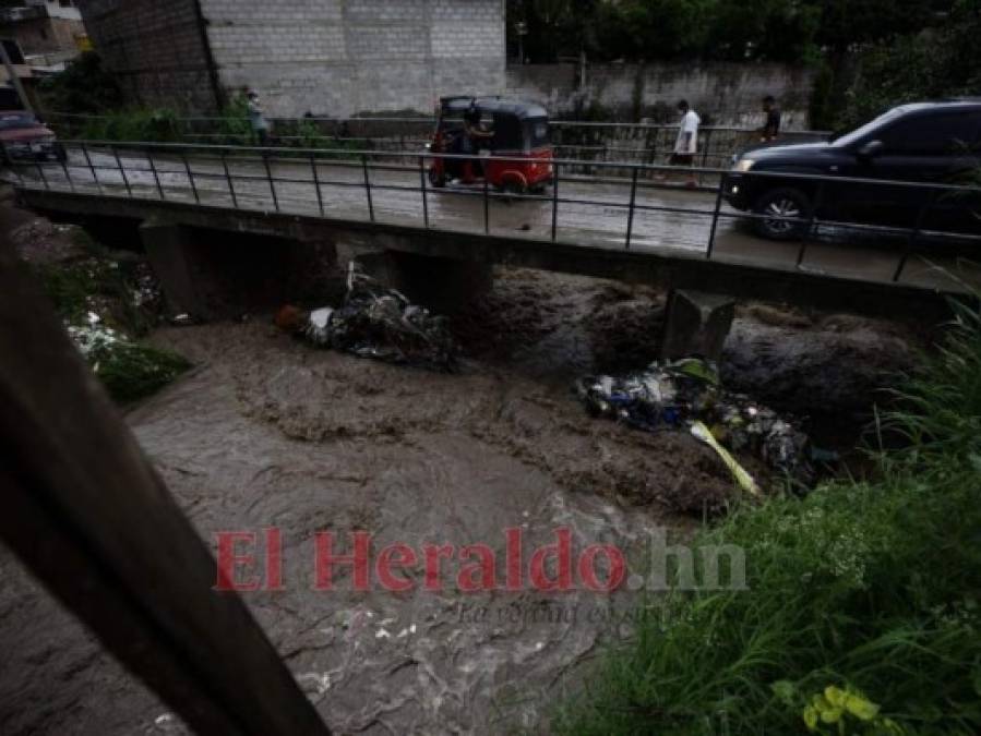 Un día festivo convertido en tragedia: Dos mujeres muertas y daños por lluvias en la capital (FOTOS)