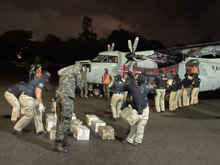 Así fue la llegada de la droga decomisada dentro de avioneta en La Mosquitia (FOTOS)