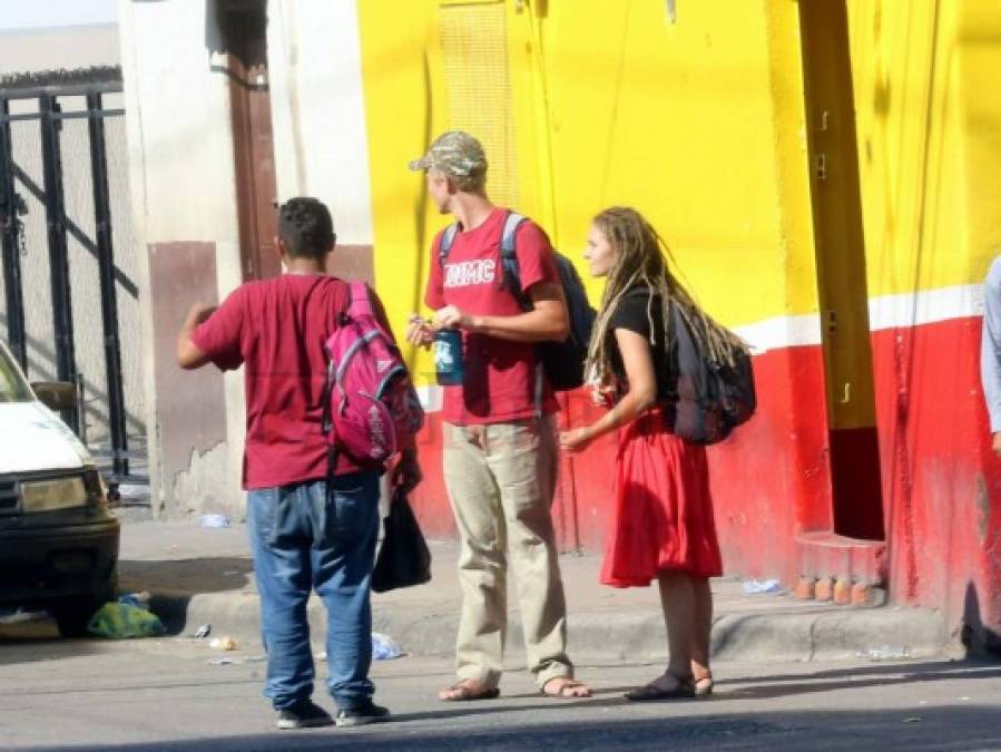 Abarrotadas terminales de autobuses en regreso de personas a la capital