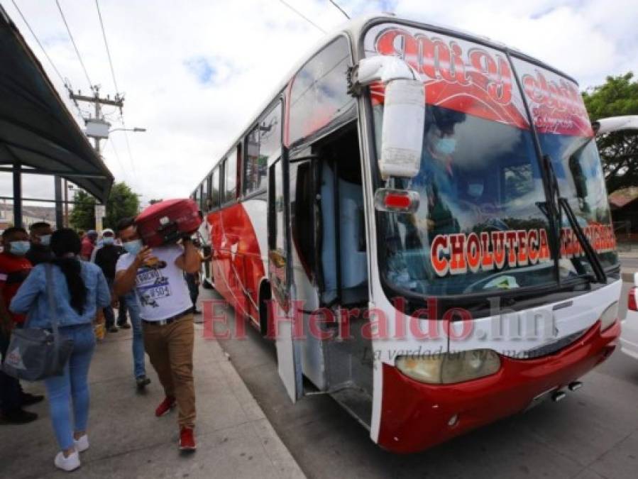 FOTOS: En caravanas retornan viajeros al cierre de la Semana Santa