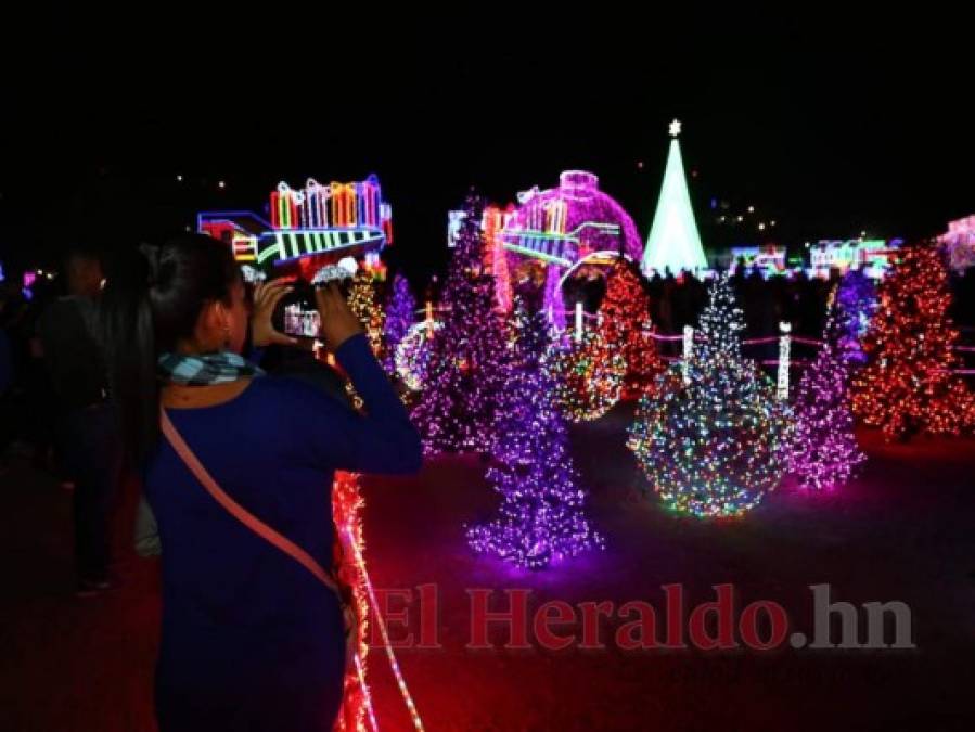 La inauguración de la luminosa Villa Navideña 2019 en 13 fotos