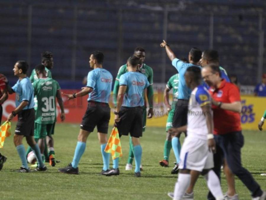 FOTOS: Así fue el zafarrancho entre jugadores de Olimpia y Marathón que dejó cuatro expulsados en el clásico