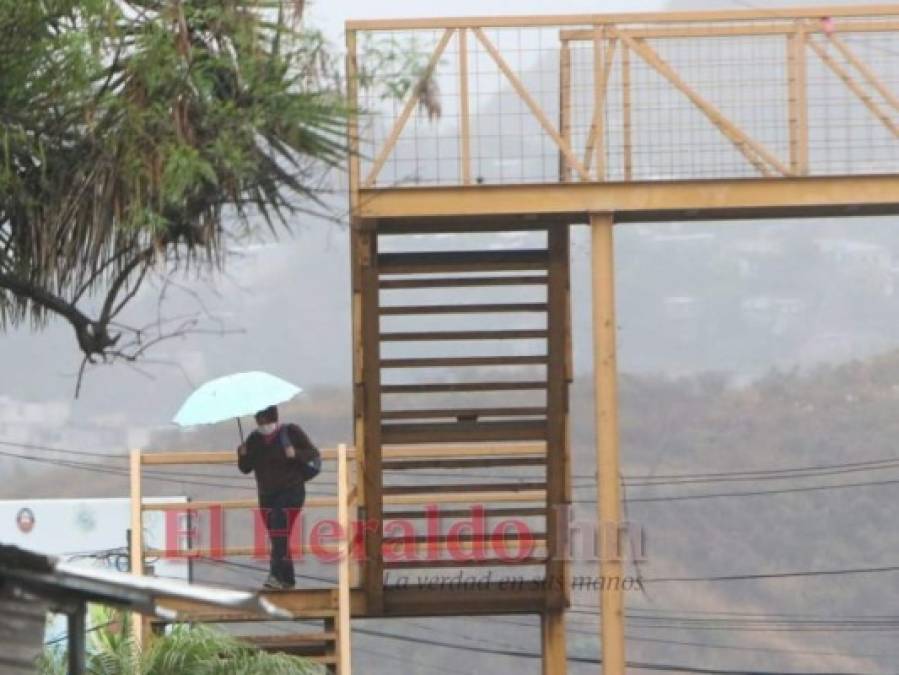 Fuerte lluvia sorprende a los capitalinos este Sábado Santo (FOTOS)