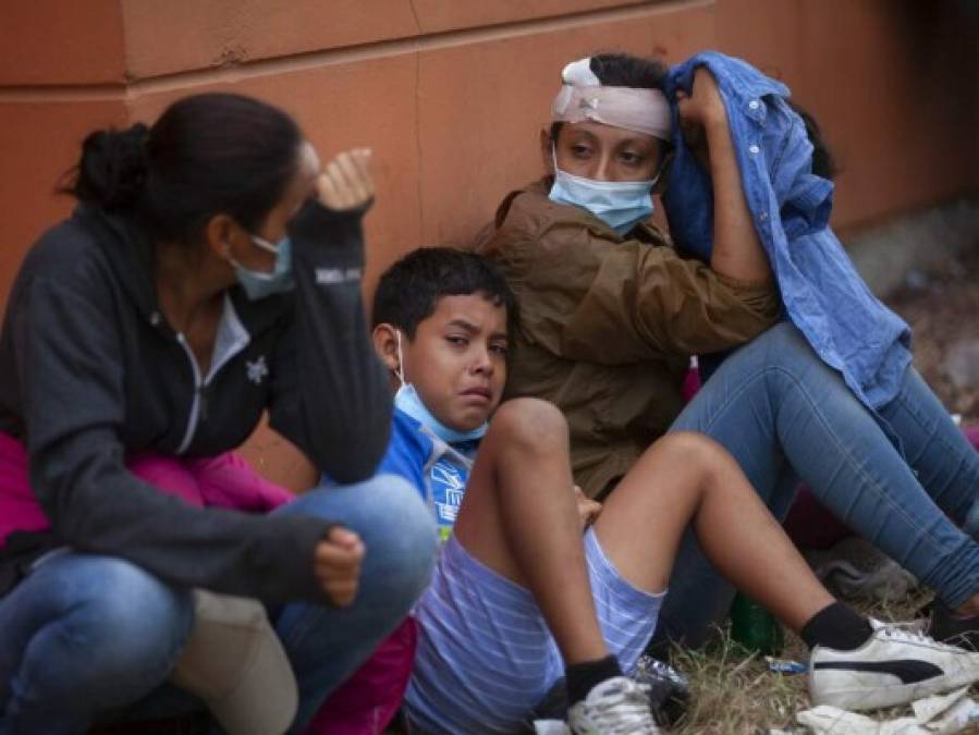 Cansados, sitiados y con hambre, la desesperación en el rostro de migrantes que piden les dejen continuar travesía (FOTOS)