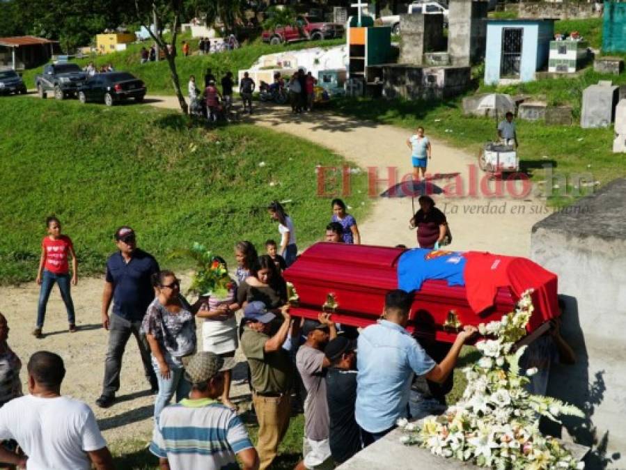 Luto y desgarrador llanto en entierro de víctimas de masacre en Puerto Cortés