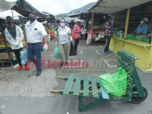 FOTOS: Abarrotados los mercados capitalinos en jornada de abastecimiento