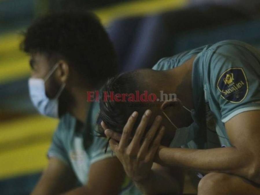 Los rostros de tristeza de los jugadores del Real de Minas por el descenso
