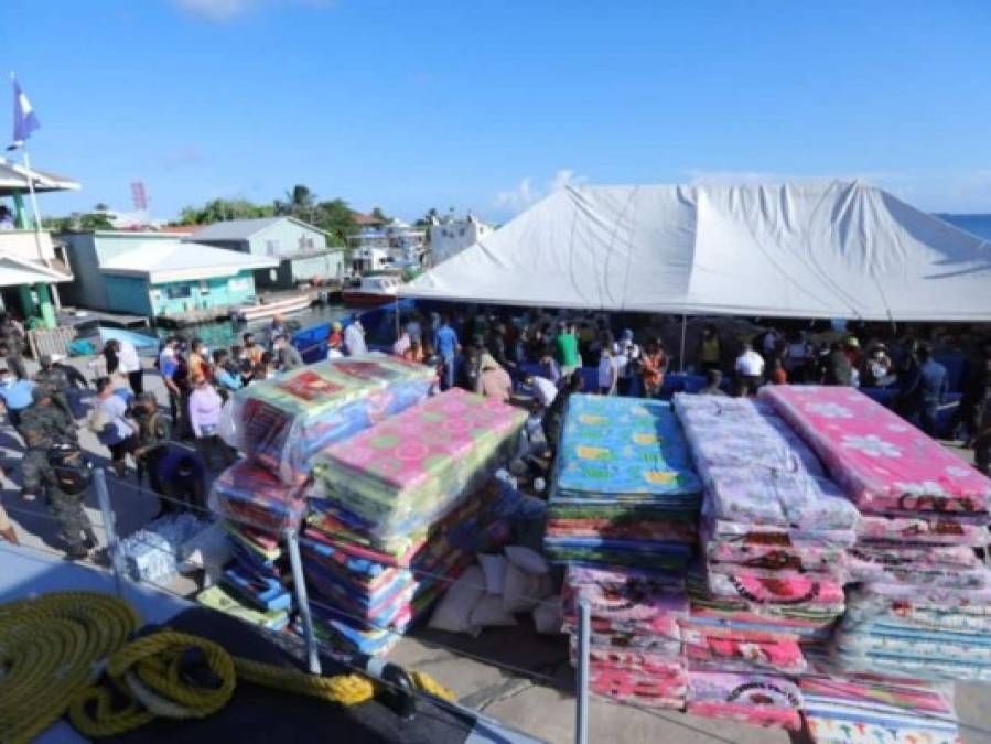 Entregan ayuda humanitaria tras pavoroso incendio en Guanaja